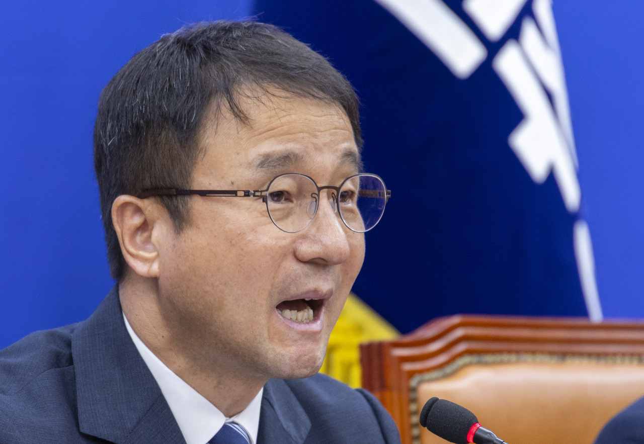 Democratic Party of Korea floor leader Han Byung-do speaks at a floor strategy meeting at the National Assembly on Tuesday. [Yonhap]