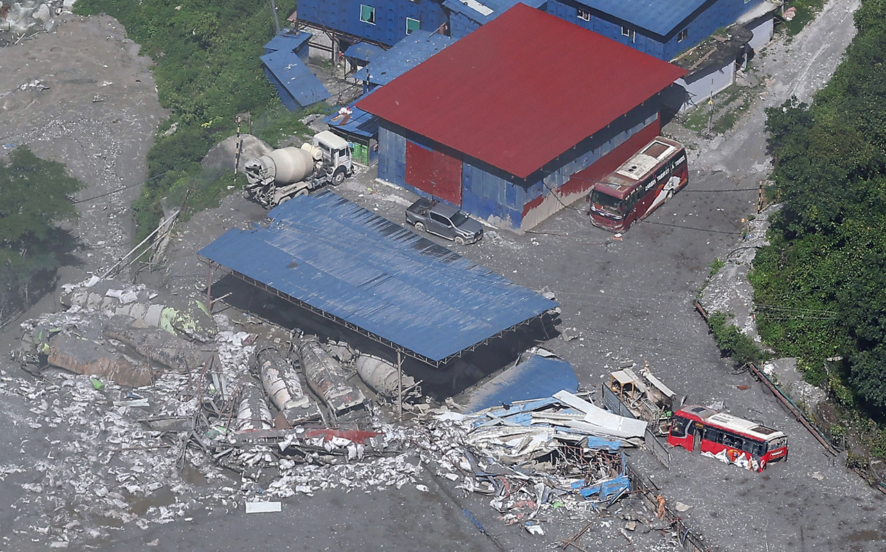 A building at the construction site of the Upper Trishuli-1 Hydropower Project in Nepal's Rasuwa district is seen damaged by mud and debris in this photo taken Tuesday, as members of South Korea's government rapid response team attempted to reach the site in search of nine South Koreans missing following massive floods. (Yonhap)