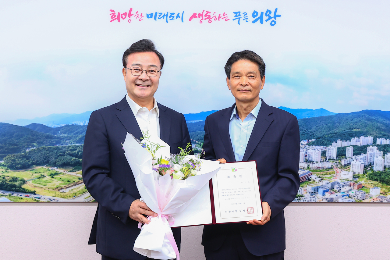 이이동(오른쪽) 의왕시 옴부즈만