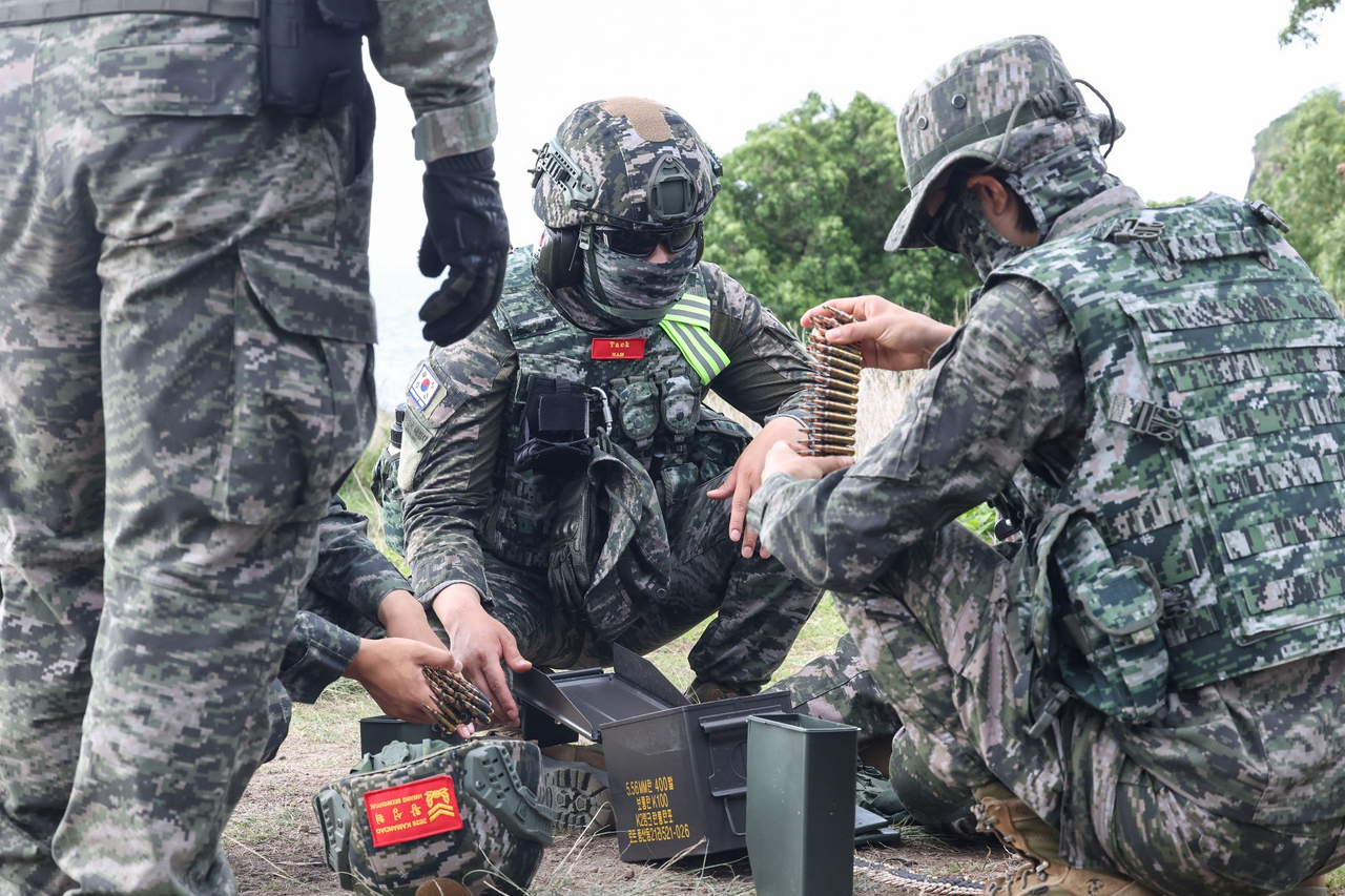 This file photo, provided by the Marine Corps Headquarters, shows Marine troops taking part in a KAMANDAG exercise near the island of Luzon in the Philippines, on June 30. (Yonhap)