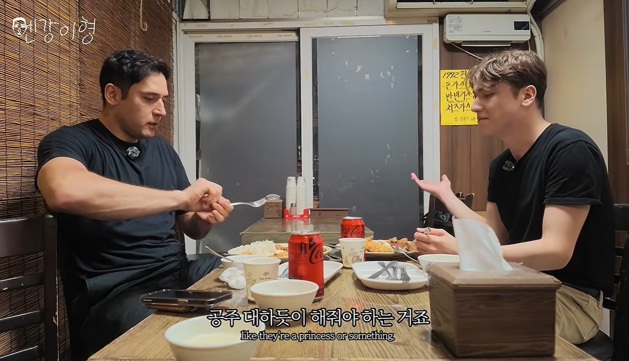 줄리엔강이 튀르키예 유학생 알프와 대화하는 모습[유튜브 채널 ‘줄리엔강 엔강이형’]
