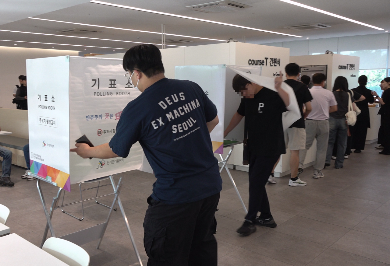 Hyundai Motor union members cast their votes on Monday on this year's tentative wage agreement. (Hyundai Motor's union)