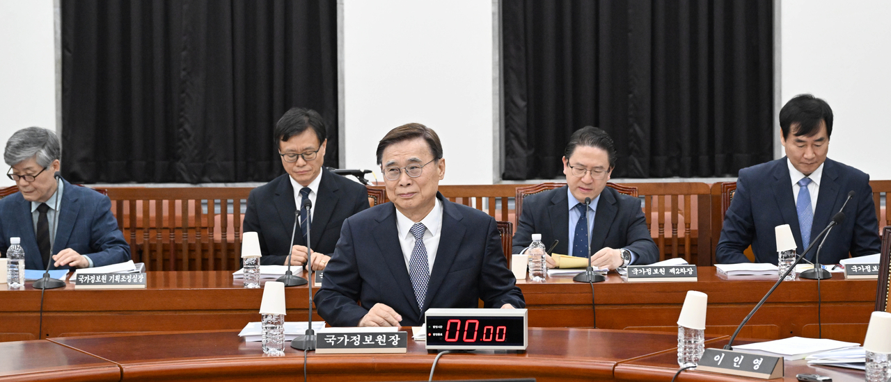 National Intelligence Service chief Lee Jong-seok (center, front) appears at a general meeting of the Intelligence Committee of the National Assembly on Tuesday. (Yoon Chang-bin/The Korea Herald)