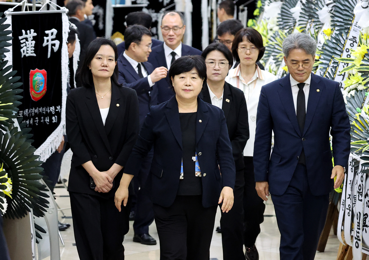 서영교 국회 법제사법위원장이 31일 경북 포항시 남구 포항성모병원 장례식장에 마련된 조희대 대법원장 부친 고(故) 조부환 씨의 빈소를 찾아 조문을 마친 뒤 이동하고 있다. [뉴시스]