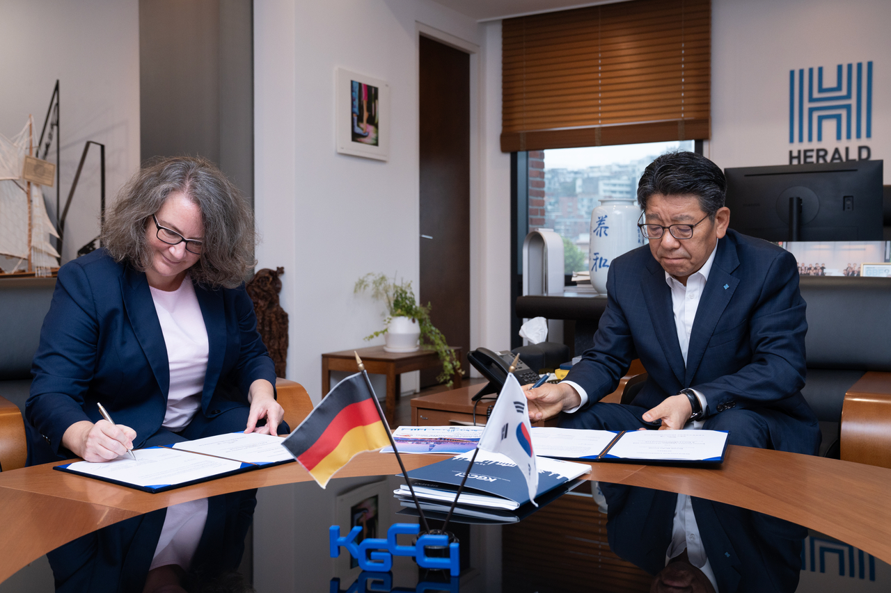 Herald Media Group CEO Choi Jin-young (right) and Korean-German Chamber of Commerce and Industry CEO Marie Antonia von Schonburg sign a memorandum of understanding for the Asia-Pacific Conference of German Business 2026 at Herald Corp. headquarters in central Seoul on Tuesday. (Min Kyung-bin/Herald Muse)