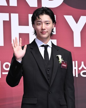 [포토]우즈 ‘남자솔로가수 부문 수상’