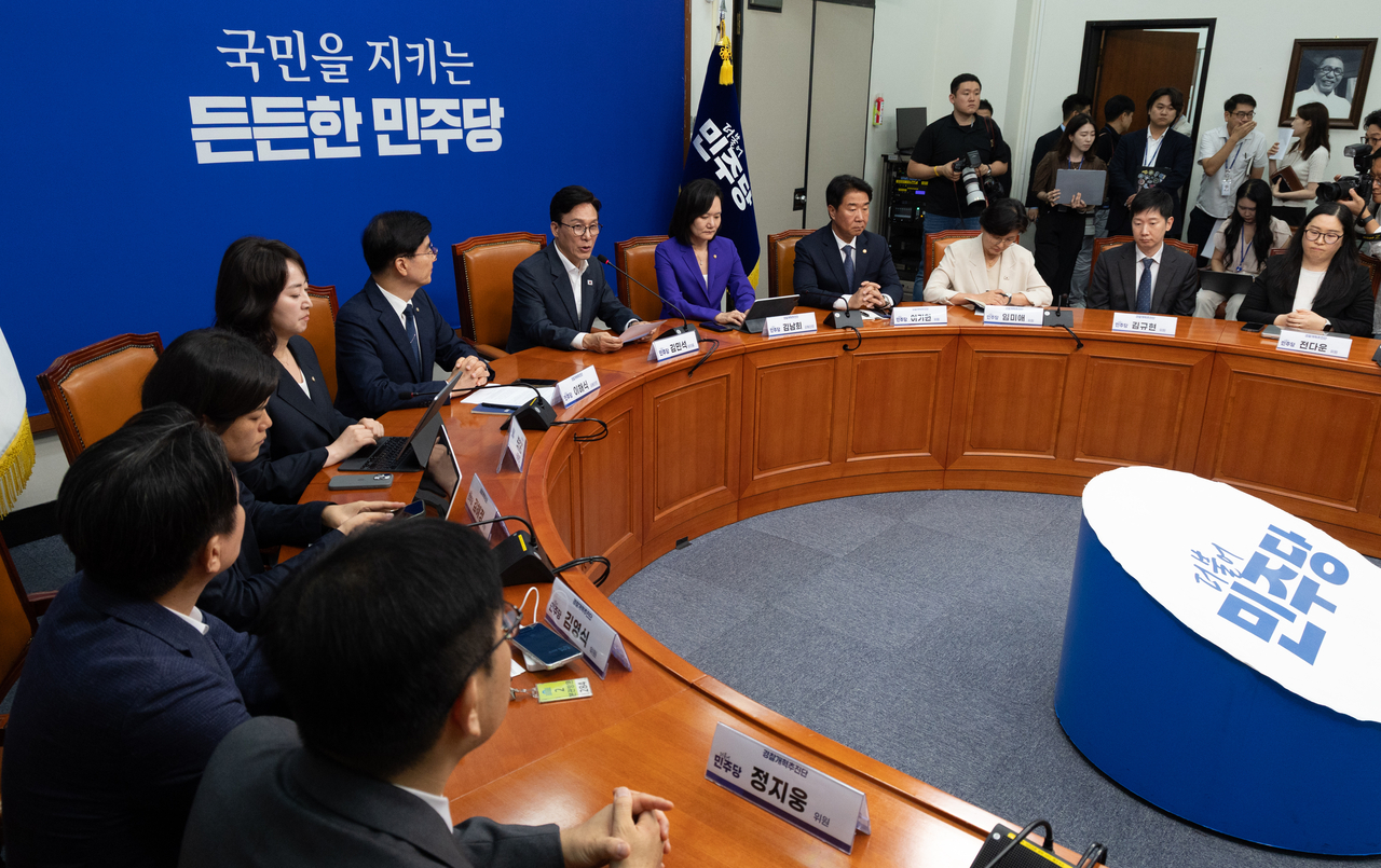 Democratic Party of Korea leader Kim Min-seok delivers opening remarks at the first meeting of the Police Reform Task Force at the National Assembly in Yeouido, Seoul, on Tuesday afternoon. (Yoon Chang-bin)