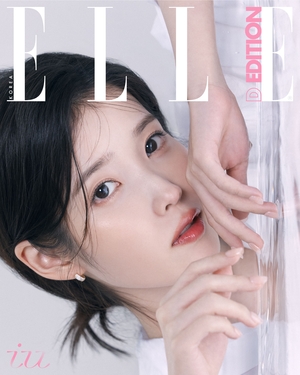 아이유, 눈 뗄 수 없는 투명피부..그렇게 아련하게 쳐다보면 심멎[화보]