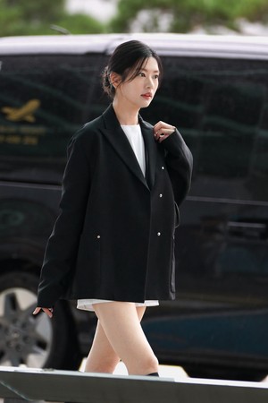 [포토] 정소민, 비 맞으며 사뿐사뿐