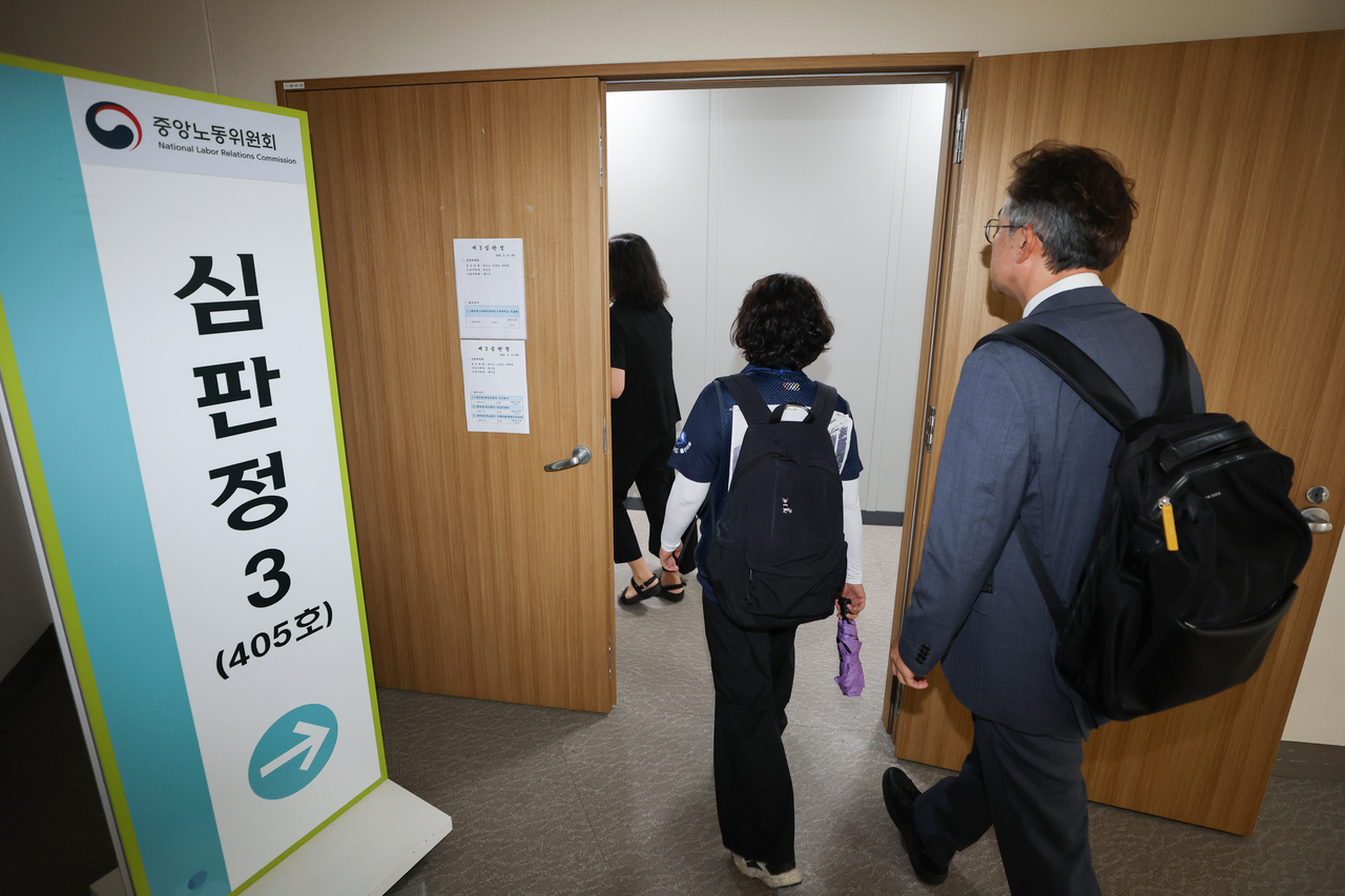현대차 하청근로자 사용자성 사건 재심 첫 심문회의가 열리는 지난달 10일 정부세종청사 중앙노동위원회에서 전국금속노동조합 조합원 등이 심판정으로 향하고 있다. [연합]