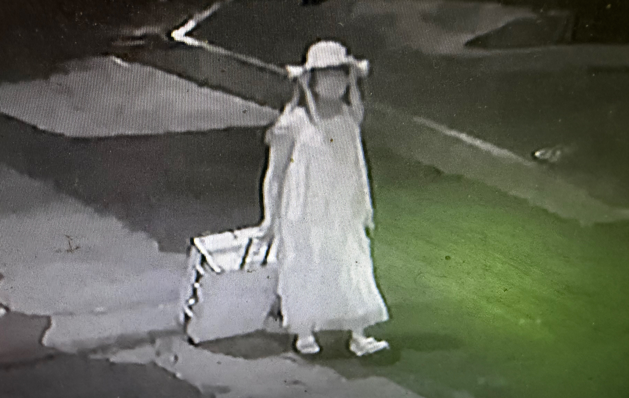 This image from surveillance footage provided by a reader shows the man accused of killing a Chinese female graduate student leaving his home in the southeastern city of Gyeongsan, North Gyeongsang Province, dressed in women's clothing on Aug. 20. (Yonhap)