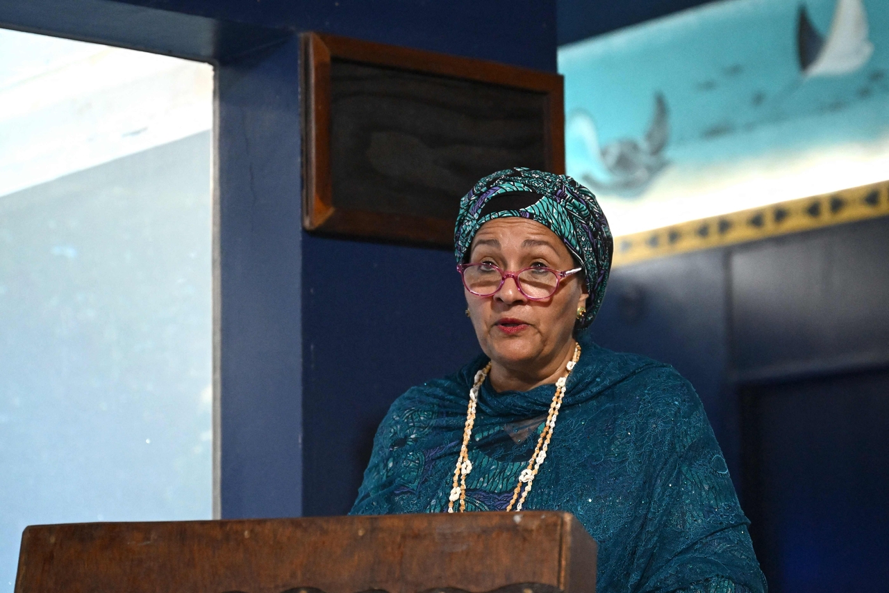 United Nations Deputy Secretary-General Amina Mohammed reads out a report on sea level rise in Koror, Palau, Monday. (AFP-Yonhap)