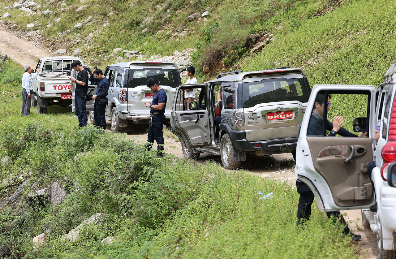 Members of the South Korean government's rapid response team wait in vehicles after their route was blocked near Bidur Batar, Nepal, on Aug. 31 (local time). Yonhap)