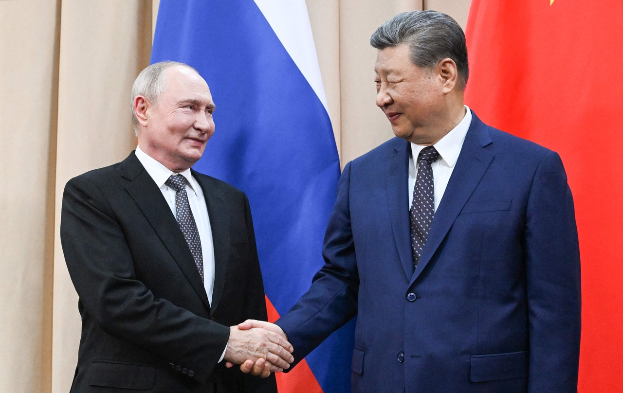 Russia's President Vladimir Putin (left) and China's President Xi Jinping shake hands during a meeting in Bishkek, Kyrgyzstan, Monday. (AFP-Yonhap)