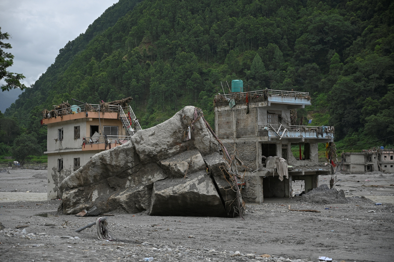 Buildings damaged and covered in mud near Trishuli River following deadly flash floods and a mudslide, in Betrawati Bazaar in Rasuwa district, Nepal, Aug. 30, 2026.  (Reuters-Yonhap)