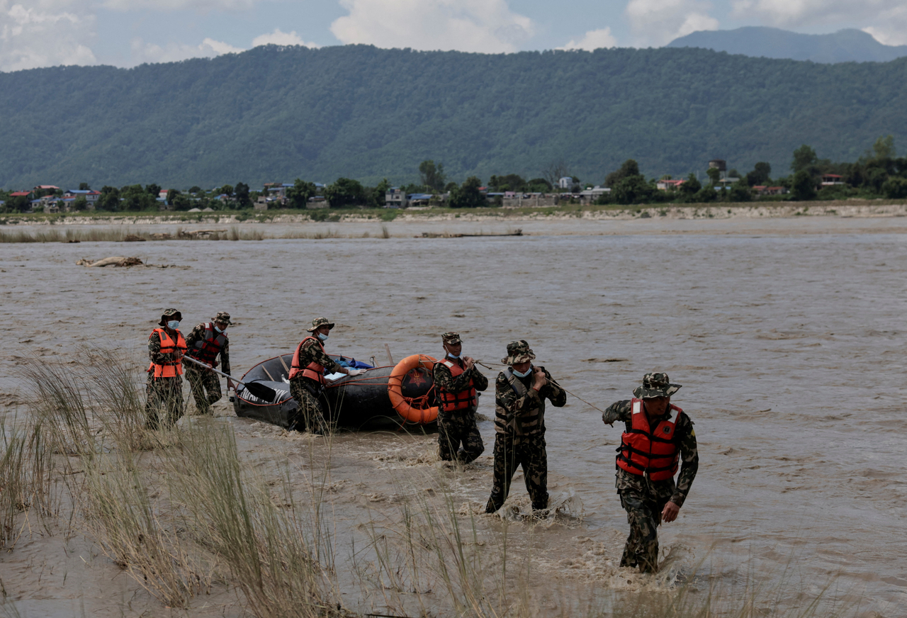 Members of the Nepal Army head back after collecting the bodies that were washed away by flash floods and a mudslide, in Narayani River, Chitwan, Nepal, Aug. 31, 2026. (Reuters-Yonhap)