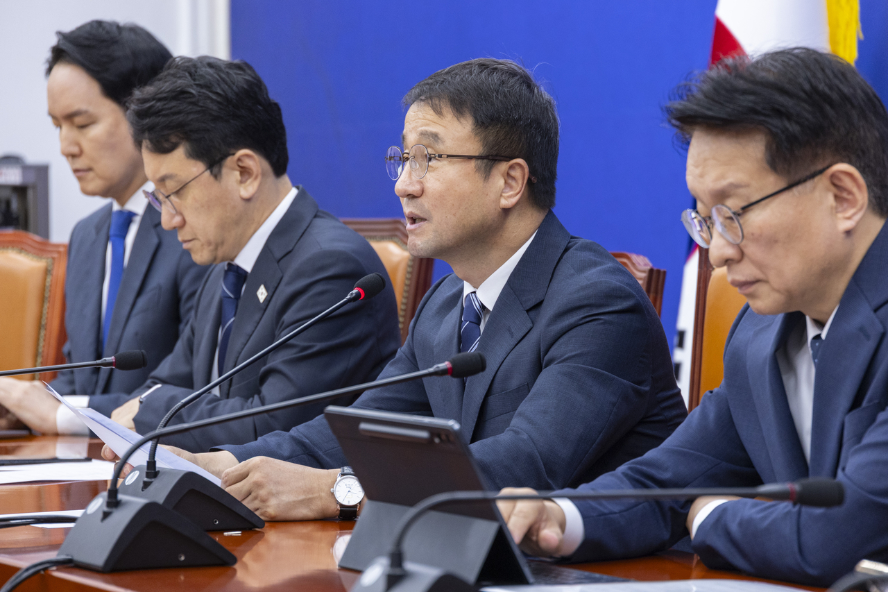 한병도 더불어민주당 원내대표가 1일 국회에서 열린 원내대책회의에서 발언하고 있다. [연합]