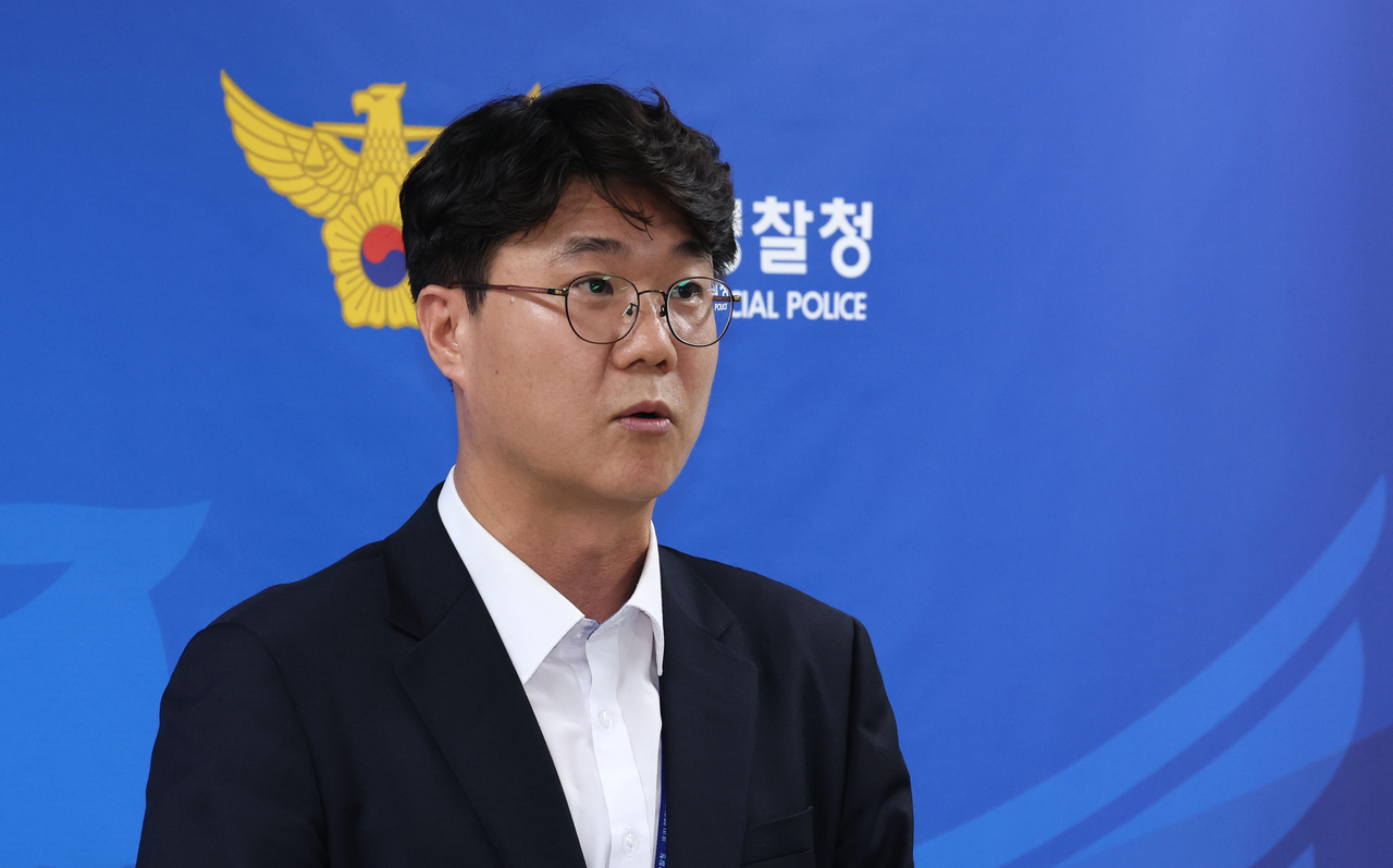A Jeju Provincial Police Agency official briefs reporters Tuesday on the investigation into Bu's alleged mishandling of missing person cases at the agency's building in Jeju City. (Yonhap)