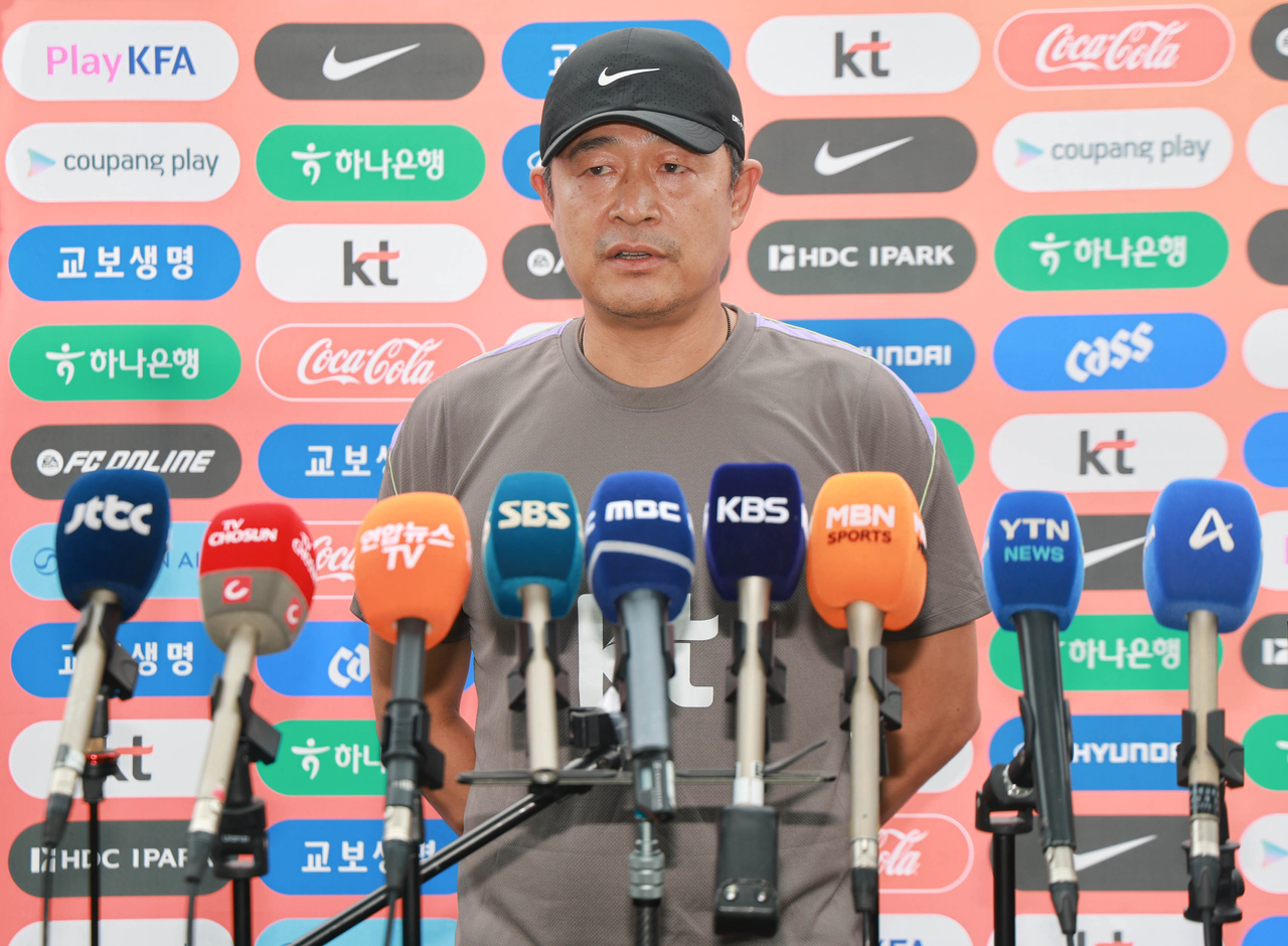 Lee Min-sung, head coach of the South Korean men's under-23 national football team for the Asian Games, speaks with reporters before a training session at Korea Football Park in Cheonan, South Chungcheong Province, on Tuesday. (Yonhap)