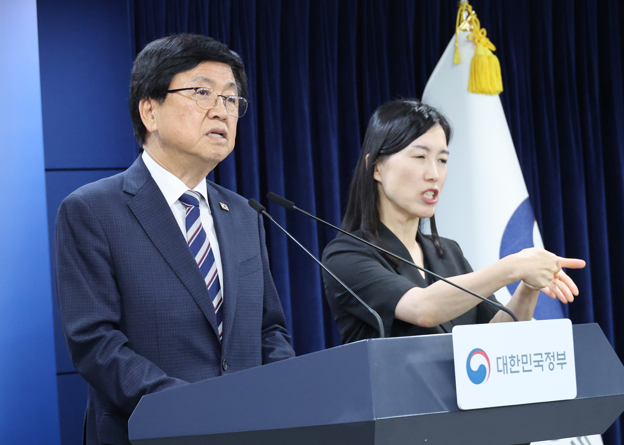 Education Minister Choi Kyo-jin (left) announces the three universities selected for the government's "10 Seoul National Universities" initiative on Tuesday at the Government Seoul Complex in Jongno-gu, Seoul. (Yonhap)