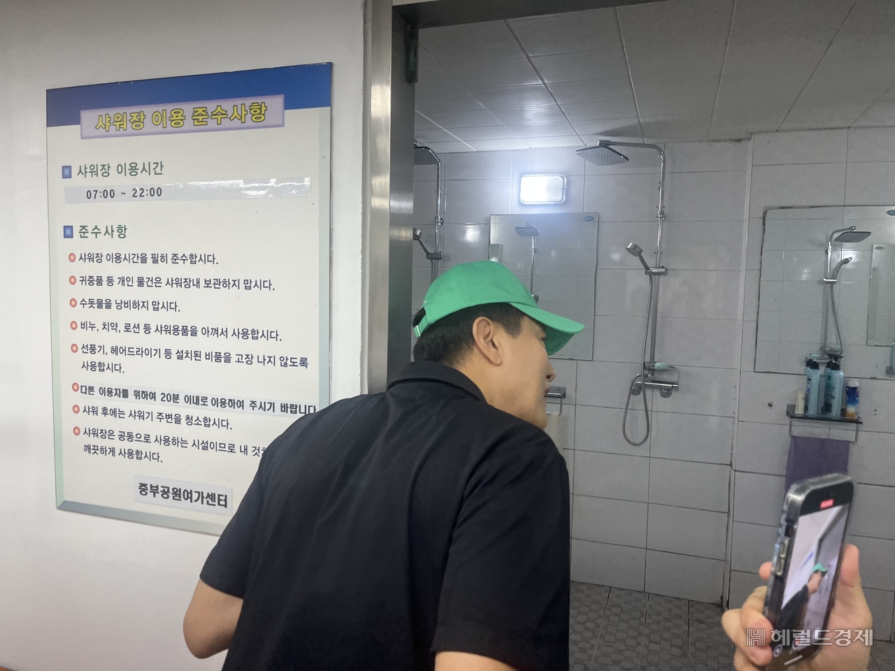 오세훈 서울시장이 남산 중부공원여가센터 지하1층에 마련된 샤워장을 둘러보고 있다. [사진=박병국 기자/cook@heraldcorp.com]