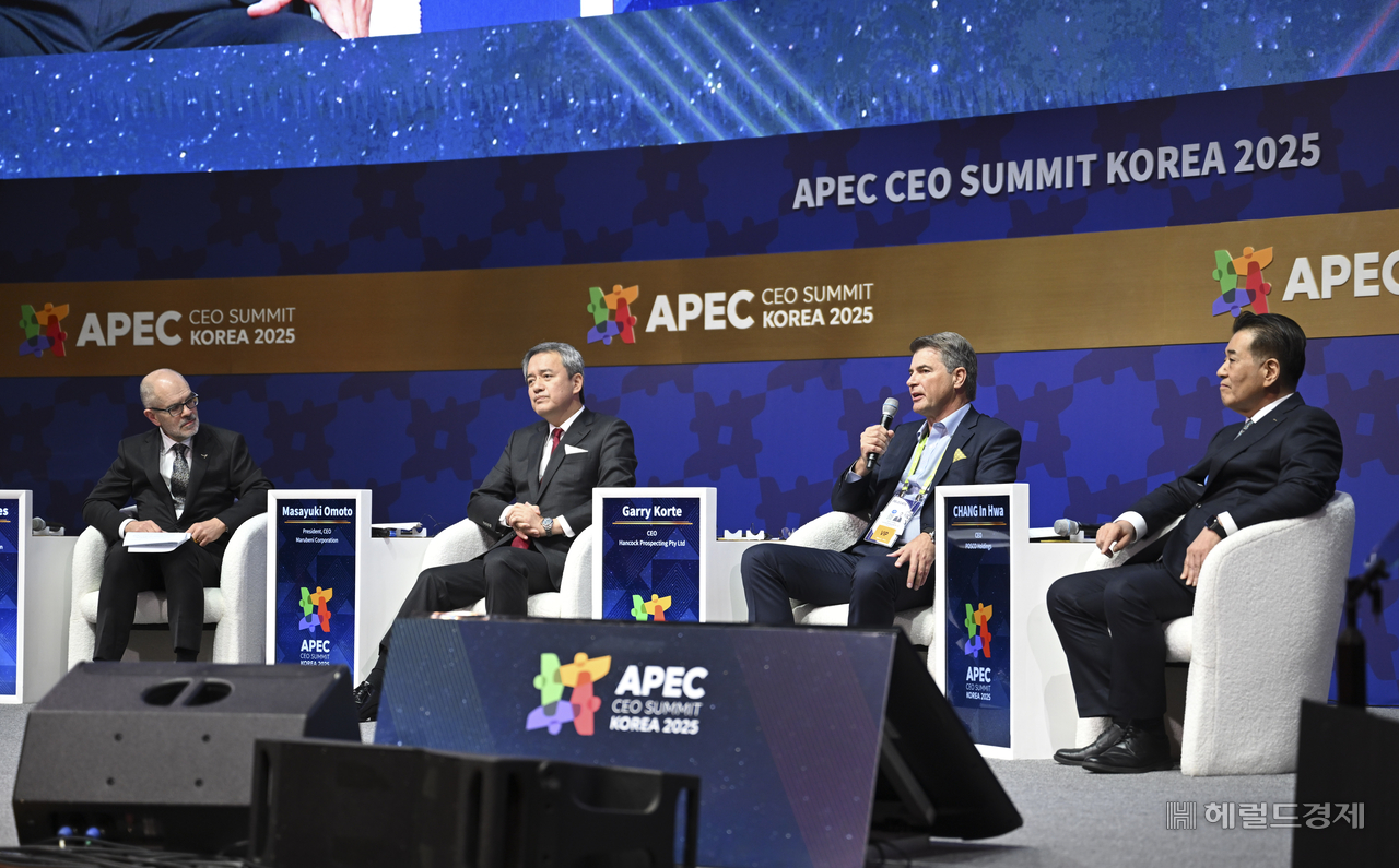 지난해 10월 30일 오전 경북 경주시 경주예술의전당에서 열린 APEC CEO SUMMIT KOREA 2025에서 폴 그라임스(왼쪽부터) 호주 무역 투자 위원회 CEO, 마사유키 오모토 마루베니 CEO, 게리 코르테 핸콕 프로스펙팅 CEO, 장인화 포스코 회장이 ‘탄력적이고 친환경적인 글로벌 공급망 구축’을 주제로 대담을 나누고 있다. 경주=임세준 기자