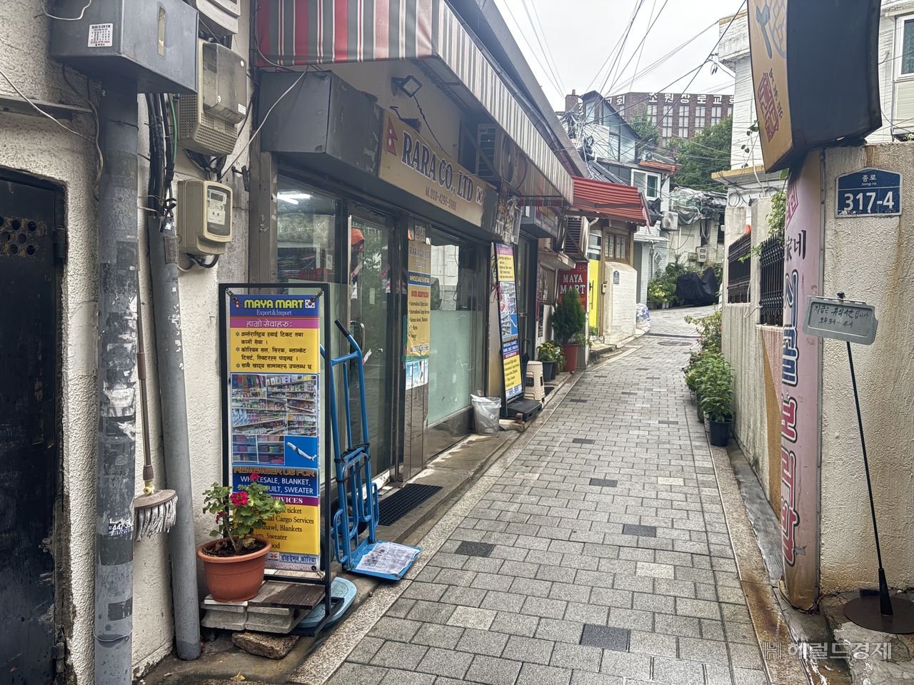 지난 31일 오후 종로구 창신동 ‘네팔음식거리’의 한 골목길 모습. 인적이 드물고 한적한 모습이다. 정주원 기자