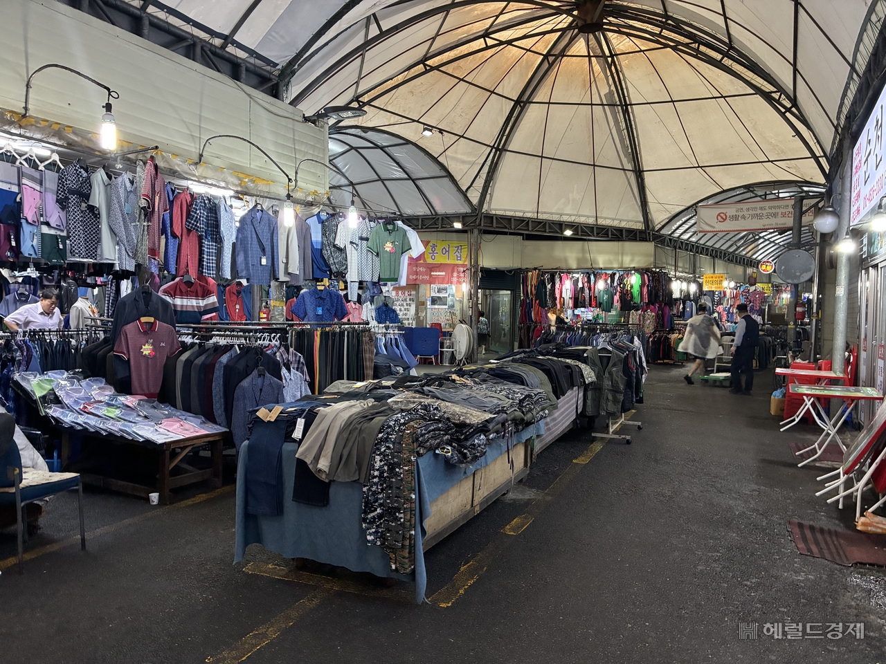 Yeongdeungpo Jungang Market in Yeongdeungpo-gu, Seoul, sits quiet and nearly empty of customers on Tuesday, even as September — traditionally the start of the Chuseok shopping season — gets underway. (Kim Seo-hyeon)