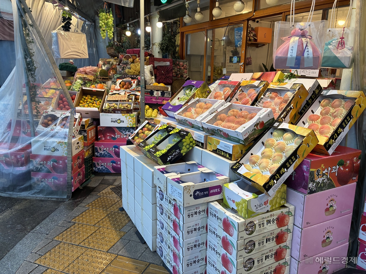Gift sets begin to appear on display at Yeongdeungpo fruit market in Seoul on Tuesday, ahead of the Chuseok holiday. (Kim Seo-hyeon)
