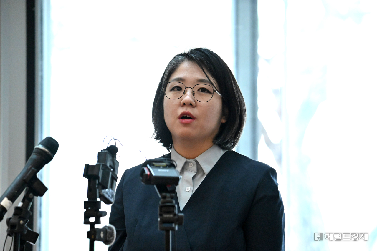 용혜인 성평등가족부 장관 후보자가 2일 오전 서울 서대문구 한국청소년활동진흥원에 마련된 인사청문회 준비 사무실로 출근하며 취재진의 질의에 답변하고 있다. 임세준 기자