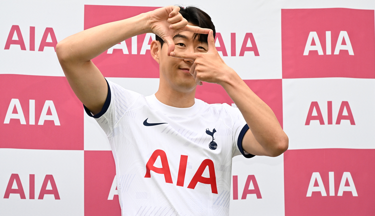 취재진을 향해 포즈를 취하는 손흥민 선수. [헤럴드 DB]