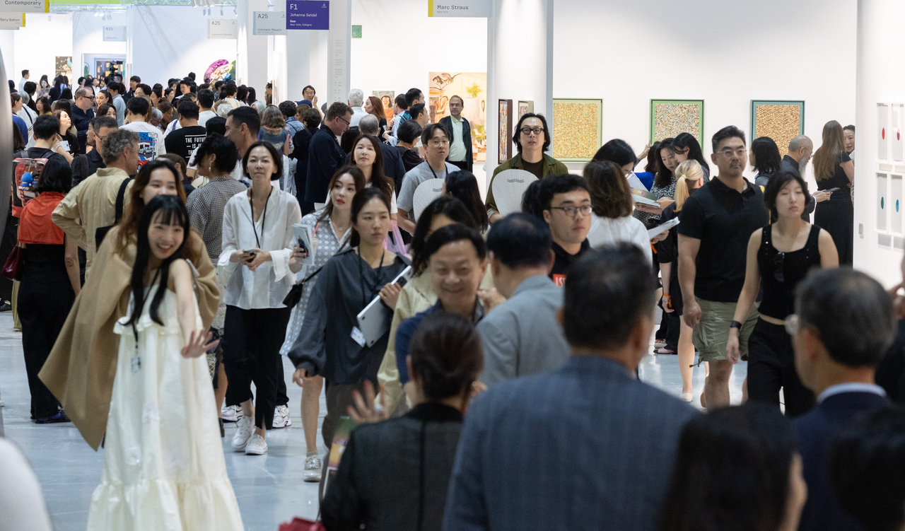 2일 서울 강남구 코엑스에서 열린 ‘프리즈 서울 2026’ 에서 관람객들이 작품을 감상하고 있다. [윤창빈 기자]