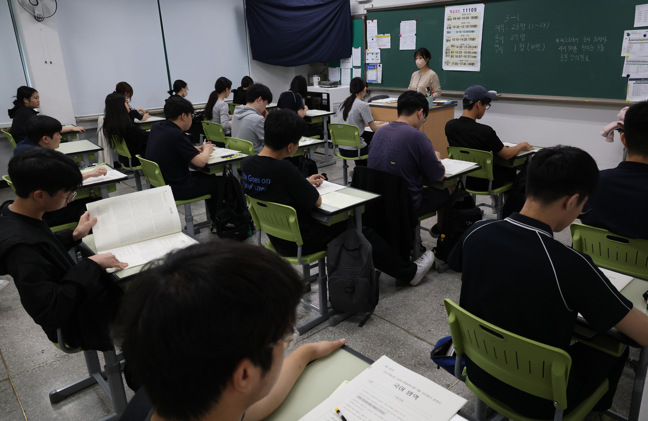 Students prepare for the September mock College Scholastic Ability Test at Gwangnam High School in Gwangjin-gu, Seoul, on Wednesday morning. [Joint Press Corps]