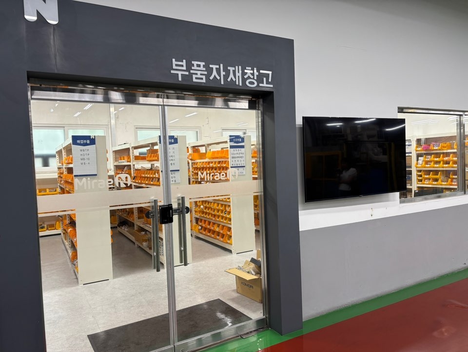 미래엔 세종공장 1층 눈에 잘 띄는 현장에 부품자재창고가 설비돼 있다. 이 곳에는 공장 설비에 필요한 거의 모든 부품들이 빼곡하게 그리고 잘 정리 정돈 돼 있었다. 이는 수리 시간을 단축하는 필수 노하우다. 손종천 공장장은 부품창고를 만드는데에만 7년의 시간이 걸렸다고 설명했다. [홍석희 기자]