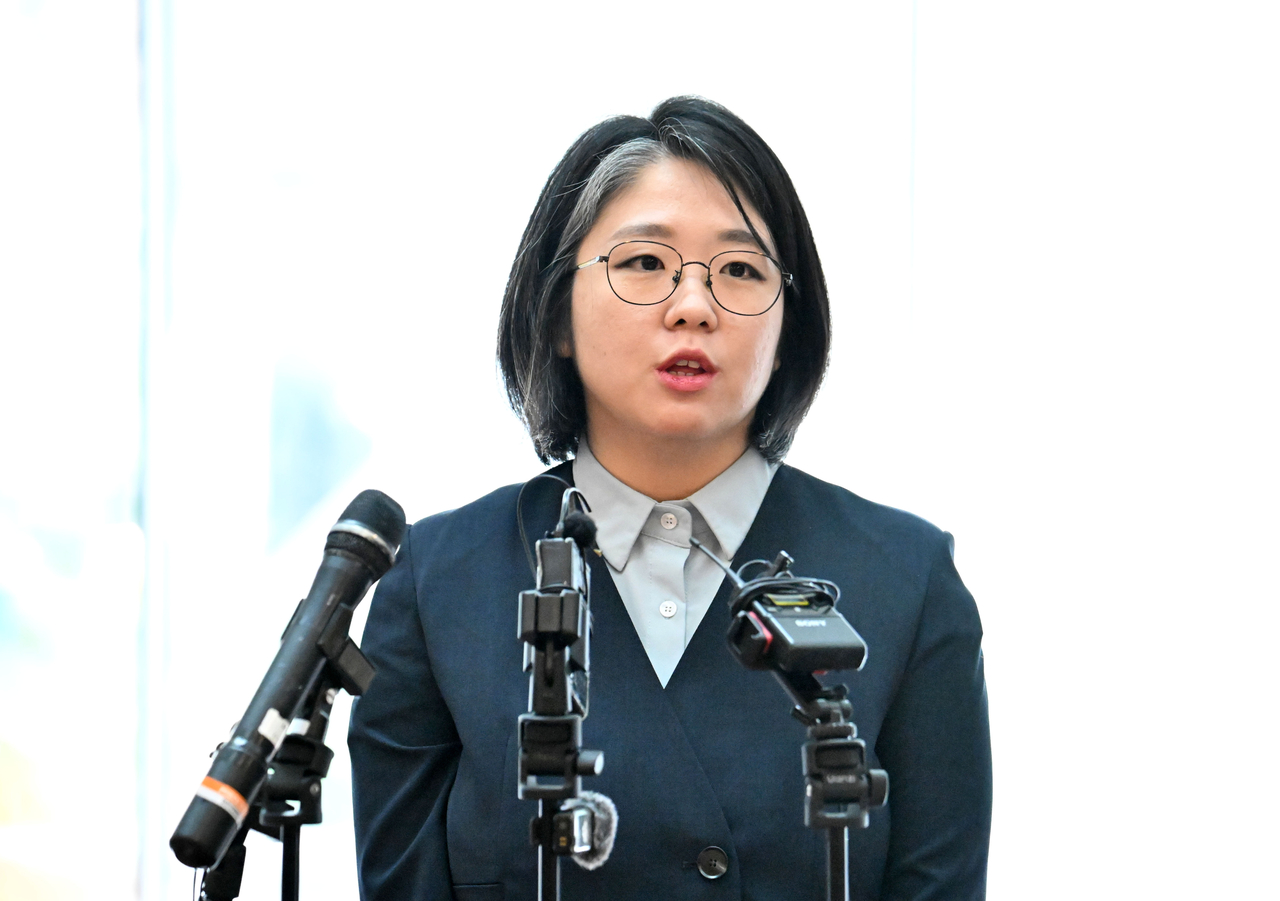 용혜인 성평등가족부 장관 후보자가 2일 오전 서울 서대문구 한국청소년활동진흥원에 마련된 인사청문회 준비 사무실로 출근하며 취재진의 질의에 답변하고 있다. 임세준 기자