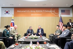 US Army acquisition chief inspects Hanwha’s K9 production