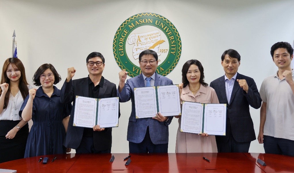 지난 1일 체결한 업무협약식. <왼쪽 세번째부터 김정현 크로스센티널 대표이사, 신인섭 조지메이슨대학교 한국캠퍼스 C5I 한국센터장, 안혜리 태경전자(주) 대표이사> [조지메이슨대 제공]