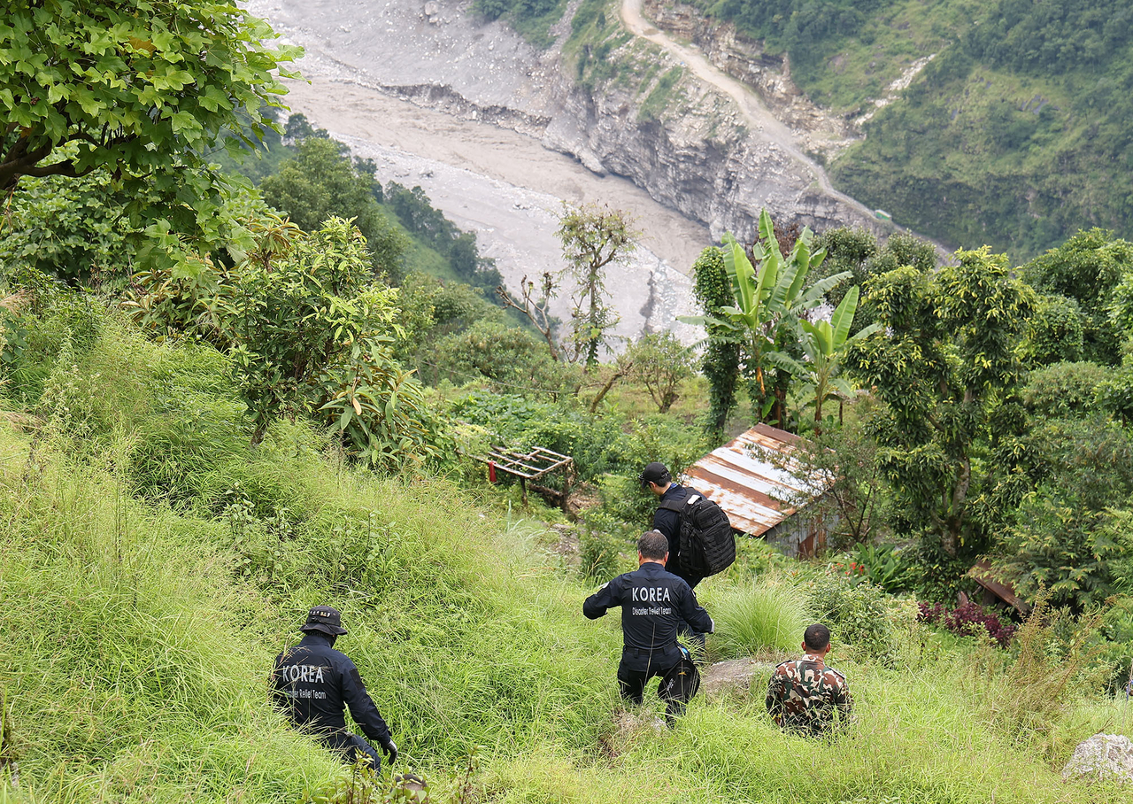Members of Korea Disaster Relief Team move through Ramche in Rasuwa District, Nepal, on Wednesday local time during search-and-rescue efforts for missing personnel at the Upper Trishuli-1 project. (Yonhap)
