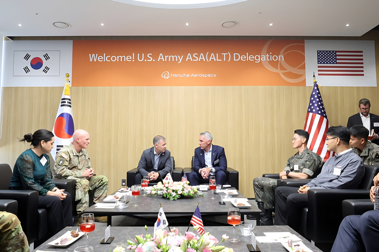 Brent Ingraham (third from left), US Army assistant secretary for acquisition, logistics and technology, speaks with Michael Coulter (fourth from left), CEO of Hanwha Defense USA, during a visit to Hanwha Aerospace's Changwon plant on Aug. 26. [Hanwha Aerospace]