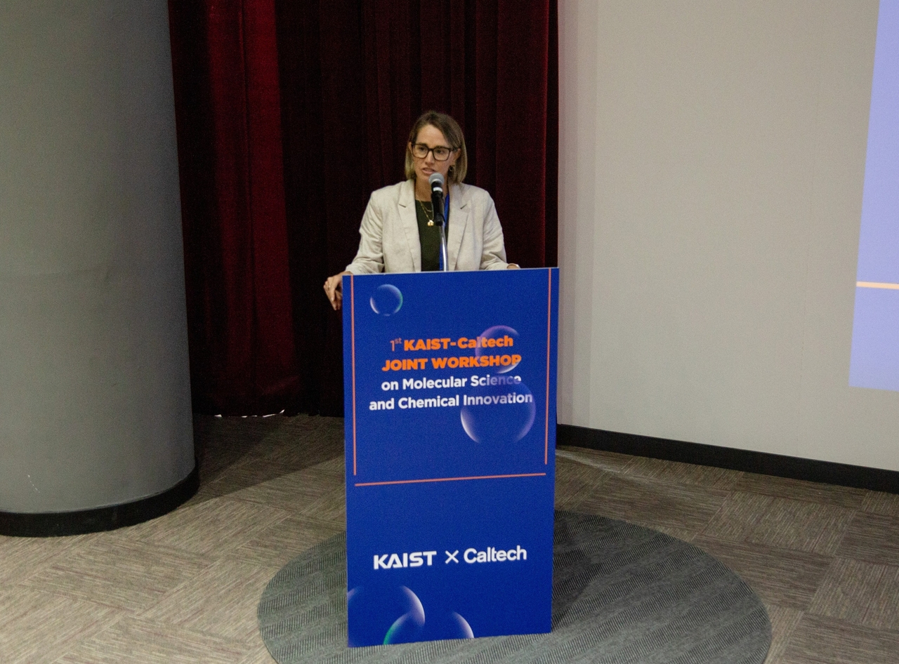 Sarah E. Reisman, a chemistry professor at the California Institute of Technology, speaks at a joint workshop at the Korea Advanced Institute of Science and Technology in Dejeon on Wednesday. (Yonhap)