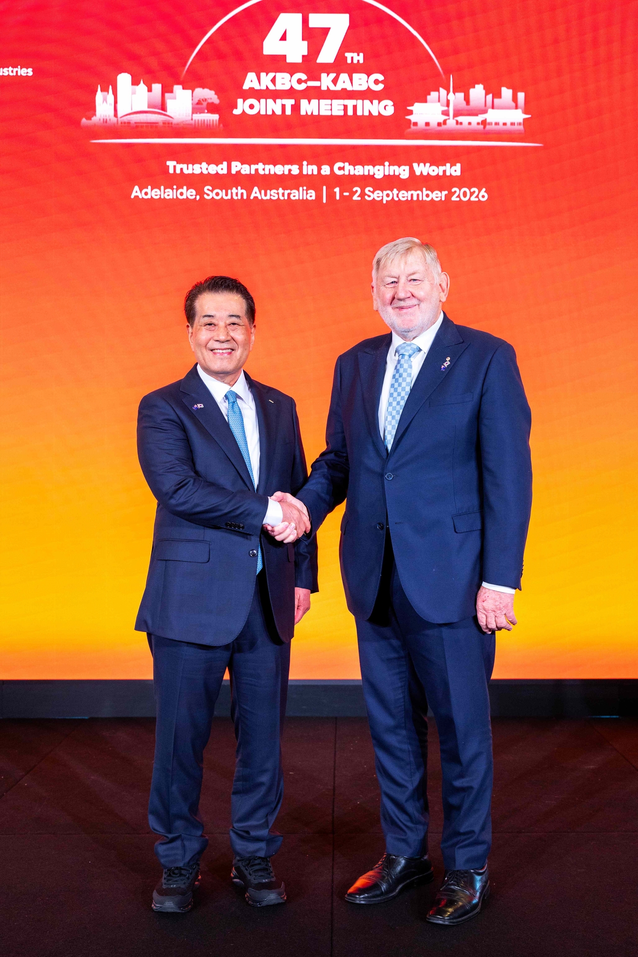 Chang In-hwa, chairman of Posco Group (left), and Martin Ferguson, chairman of the Australia-Korea Business Council, pose for a photo at the 47th Korea-Australia Business Council annual joint meeting in Adelaide on Wednesday. (Posco)