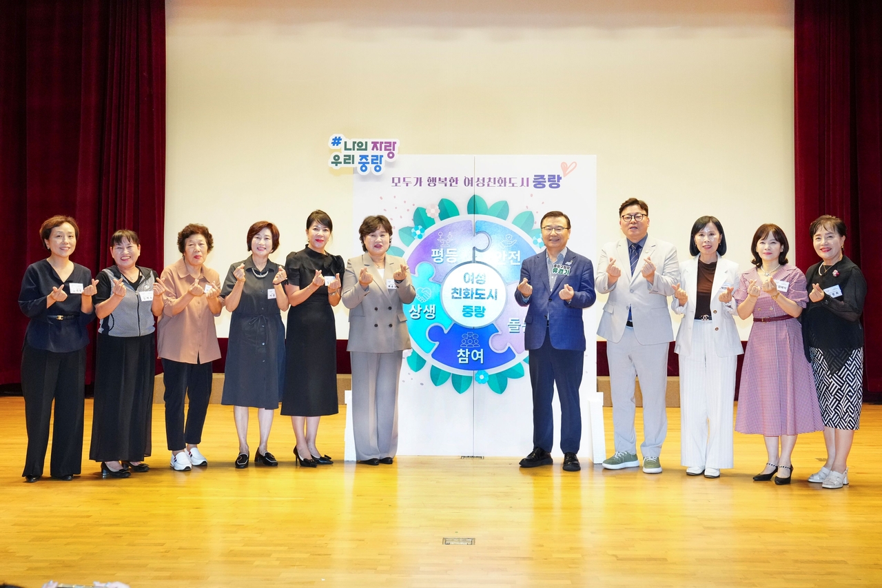 류경기 중랑구청장(오른쪽 다섯번째)가 양성평등주간 기념식에서 유공자 표창을 한 후 기념 사진을 찍었다.