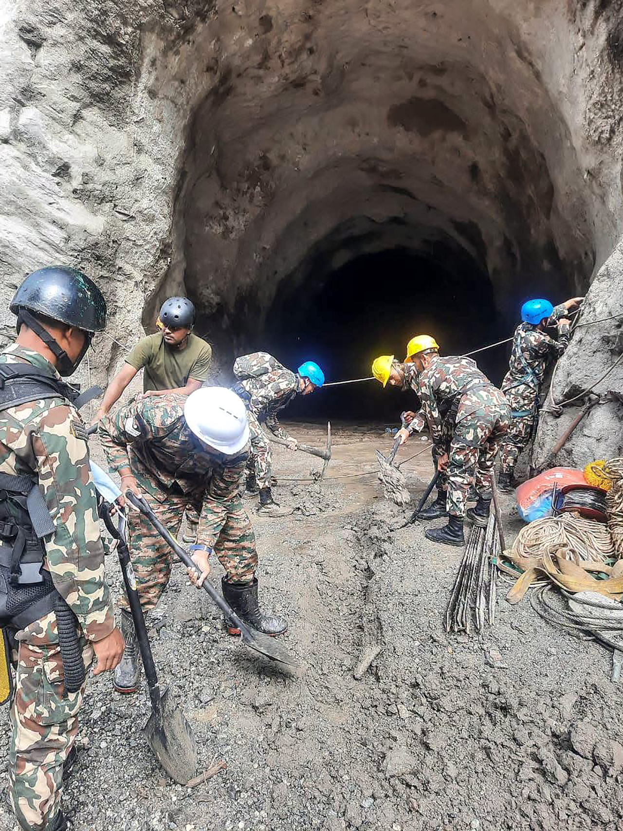 Rescue workers continue searching for survivors at the Upper Trishuli-1 hydropower plant site in Nepal on Tuesday (local time). The death toll from the disaster surpassed 1,000 that day. [UPI]