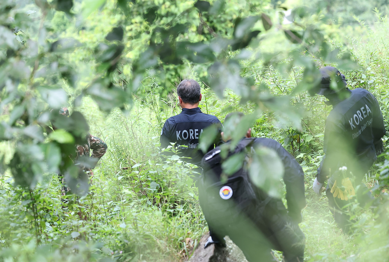 Members of a South Korean Disaster Relief Team travel through Ramche in Rasuwa District, Nepal, on Wednesday (local time) to conduct search operations for missing South Koreans near the Upper Trishuli-1 site after massive flooding. (Yonhap)