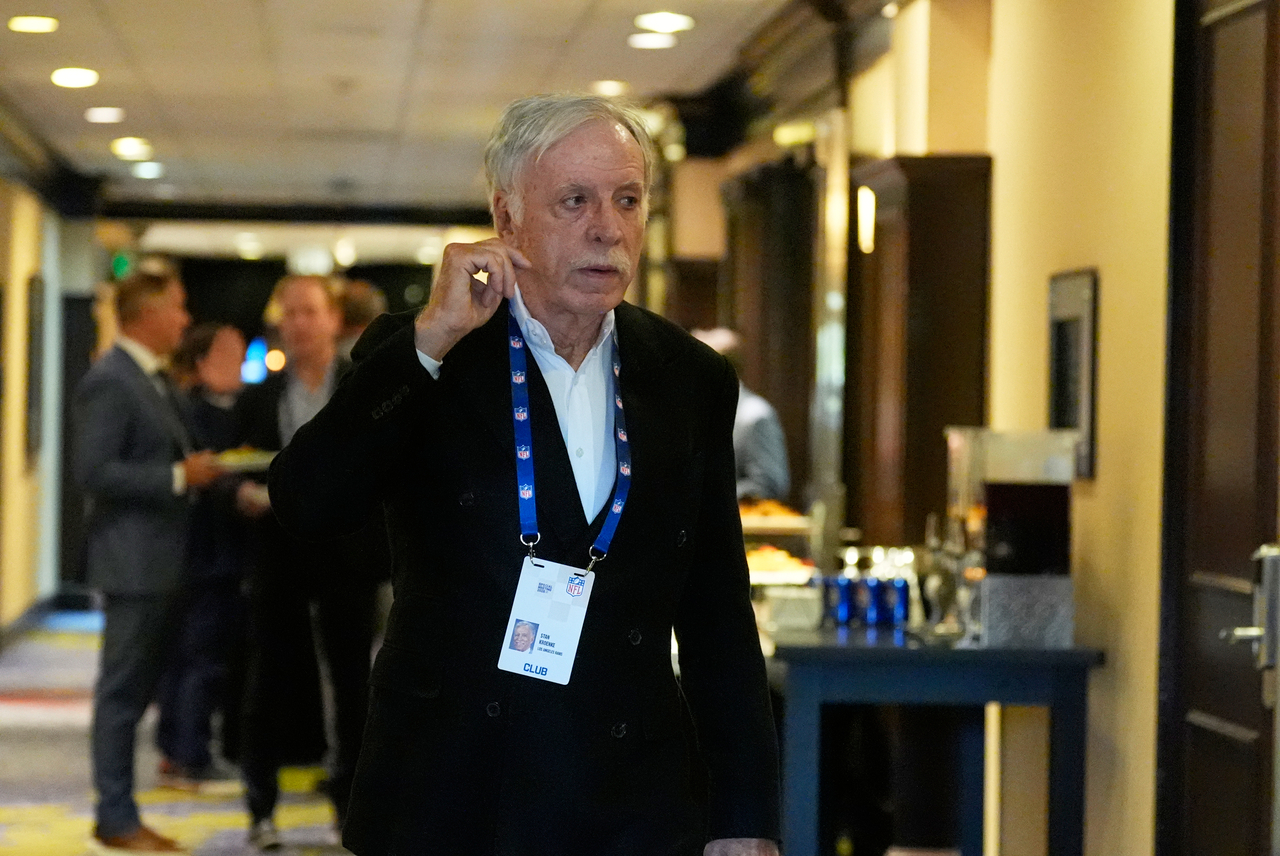 Los Angeles Rams owner Stan Kroenke arrives before an NFL football owners meeting in Atlanta, Georgia, Aug. 26.   (AP-Yonhap)