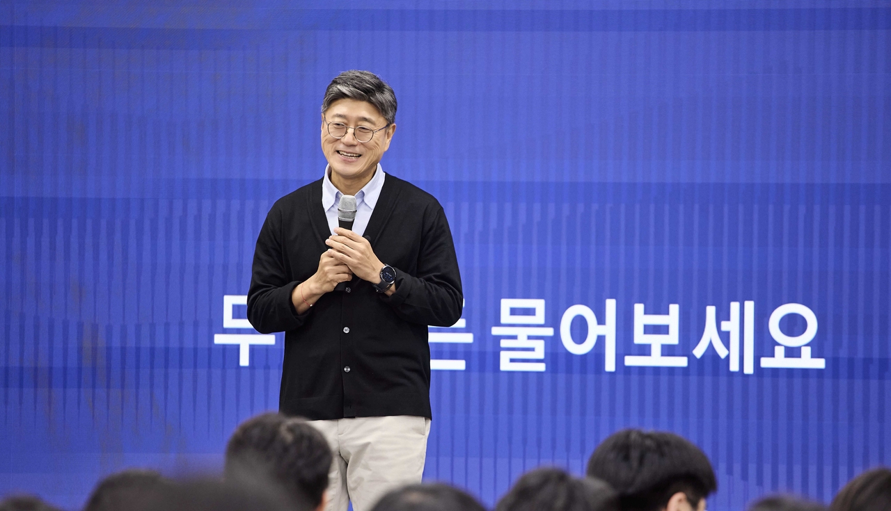정재헌 SK텔레콤 CEO가 1일 서울대 제1공학관에서 약 300명을 대상으로 ‘AI 시대의 선택과 기회’를 주제로 특강을 진행하고 있다.  [SK텔레콤 제공]