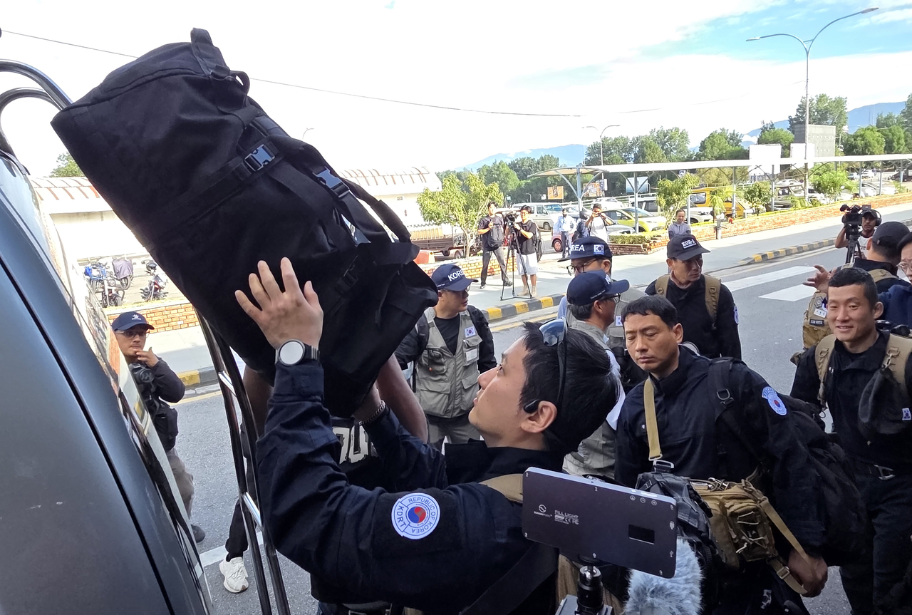 Members of the Korea Disaster Relief Team load equipment onto a vehicle at Tribhuvan International Airport in Kathmandu, Nepal, Wednesday. (Yonhap)