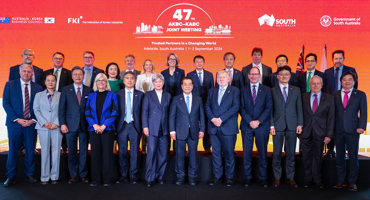 Jang In-hwa, co-chair of the Korea-Australia Business Council, and Martin Ferguson, co-chair of the Australia-Korea Business Council, pose for a photo with other guests at the 47th Korea-Australia Joint Business Council meeting held at Adelaide Oval on Wednesday. From fifth from left: Kim Ji-min, charge d'affaires of the South Korean Embassy in Australia; Penny Wong, Australian Minister for Foreign Affairs; Jang In-hwa; and Martin Ferguson. [Federation of Korean Industries]