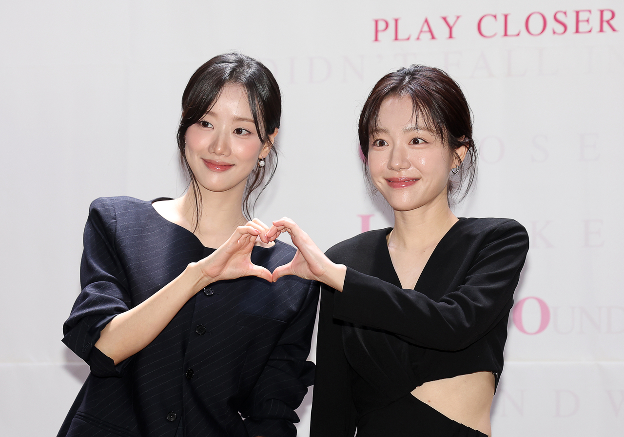 Actresses Lee Na-eun (left) and So Ju-yeon pose at a press conference for the play “Closer” in central Seoul on Wednesday. (Newsis)