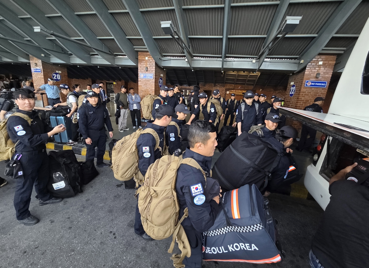 Members of the Korea Disaster Relief Team load equipment onto a vehicle at Tribhuvan International Airport in Kathmandu, Nepal, Wednesday. (Yonhap)